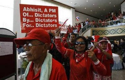 紅衫軍”圍堵致東盟峰會取消 各國領導人緊急撤離