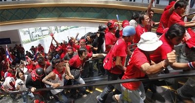 紅衫軍”圍堵致東盟峰會取消 各國領導人緊急撤離