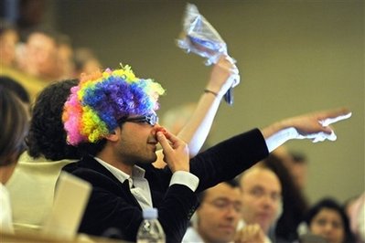 內(nèi)賈德反以演講遭小丑“投鼻” 多國(guó)代表退場(chǎng)抗議