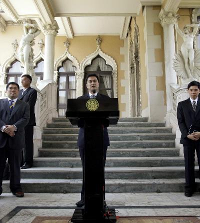泰國總理阿披實(shí)宣布解除緊急狀態(tài) 繼續(xù)呼吁修憲