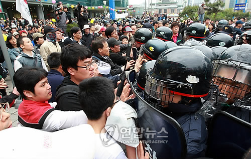 韓國(guó)集會(huì)發(fā)生多起沖突112人被抓