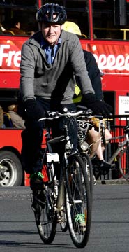 英反對黨領袖自行車被盜 “環(huán)保行頭”命途多舛 　