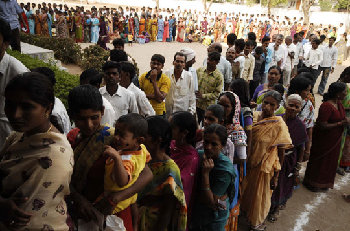 印度大選國(guó)大黨微弱領(lǐng)先 兩黨搶打“超越中國(guó)”牌