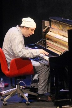 加鋼琴家創(chuàng)世界最長(zhǎng)音樂(lè)會(huì)紀(jì)錄 27小時(shí)演奏300樂(lè)曲