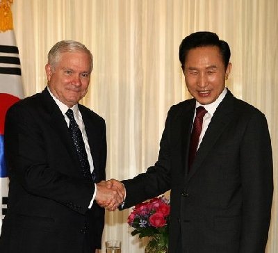 李明博訪美尋求“保護(hù)傘” 贈禮主打“韓國風(fēng)”