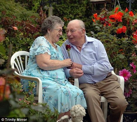 英國最浪漫丈夫詮釋真愛 結(jié)婚60載每天送妻子玫瑰花