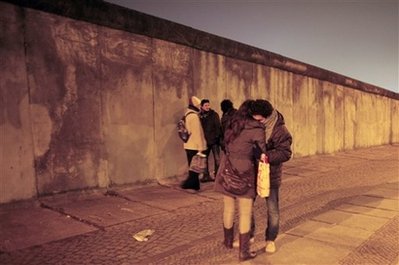 各國(guó)領(lǐng)導(dǎo)人齊聚紀(jì)念柏林墻倒塌20周年