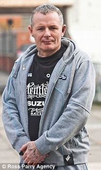 為籌錢(qián)表紀(jì)念 英老兵用223名陣亡英軍姓名紋身