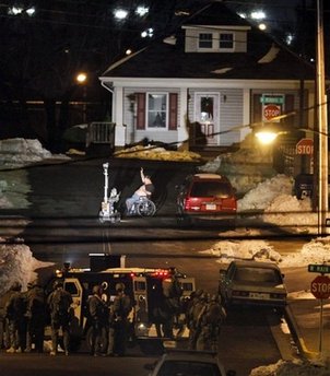 美一男子為吃披薩劫持?jǐn)?shù)名人質(zhì) 對(duì)峙近9小時(shí)終自首