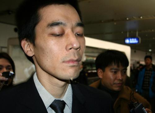 美國(guó)傳教士抵京今晚回國(guó) 雙目緊閉不談“悔恨”