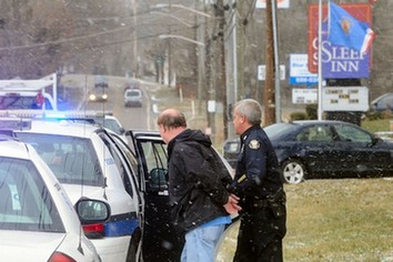 美小學發(fā)生槍擊案 一教師不滿被解聘報復(fù)校長