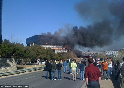 美工程師效仿9·11恐怖分子 駕機撞稅務局大樓