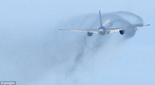 英國客機(jī)上演空中驚魂 飛行中燃油泄漏緊急迫降