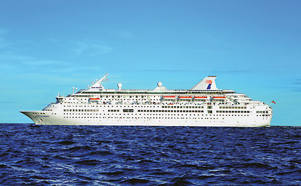 載2000人郵輪遭8米高巨浪撞擊 2人死亡6人傷