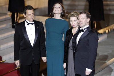 布呂尼性感裝迎接俄總統(tǒng) 薩科齊偷著樂還是暗叫苦?