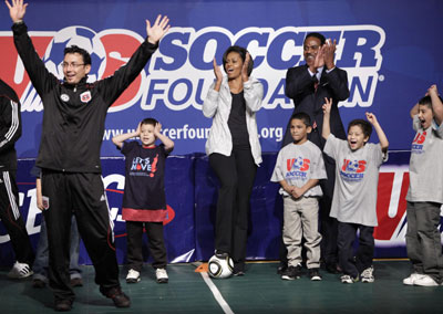 組圖：美第一夫人秀足球 鼓勵(lì)兒童多鍛煉