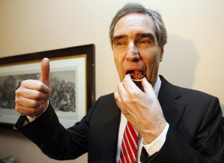 加拿大議會(huì)擺海豹宴 高官重臣吃給歐盟看！