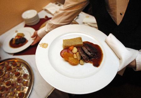 加拿大議會(huì)擺海豹宴 高官重臣吃給歐盟看！