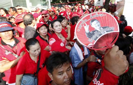 “紅衫軍”排隊獻血 血灑泰總理府大門