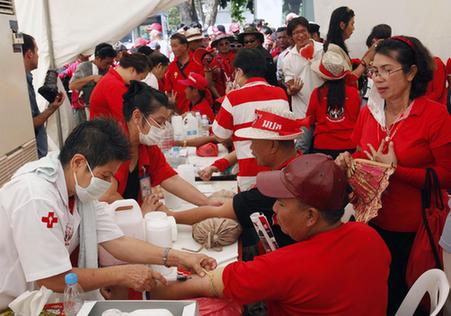 “紅衫軍”排隊獻血 血灑泰總理府大門