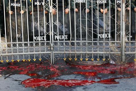 “紅衫軍”排隊獻血 血灑泰總理府大門