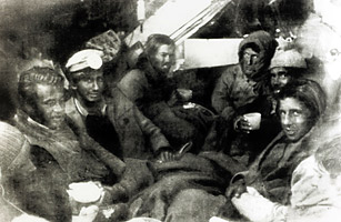 圖：美《時(shí)代》盤點(diǎn)十大救援奇跡 中國王家?guī)X位列第一