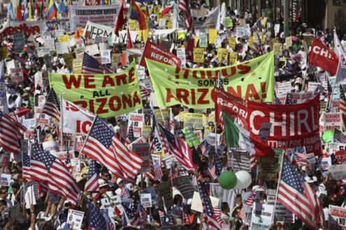 美十萬人五一期間走上街頭 抗議亞利桑那州嚴(yán)苛移民法