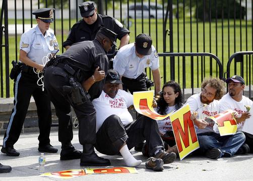 美十萬人五一期間走上街頭 抗議亞利桑那州嚴(yán)苛移民法