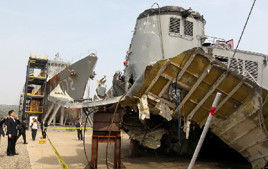 韓國調(diào)查團人員就證據(jù)進行說明