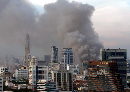 泰國曼谷世貿(mào)中心商場在沖突中遭縱火