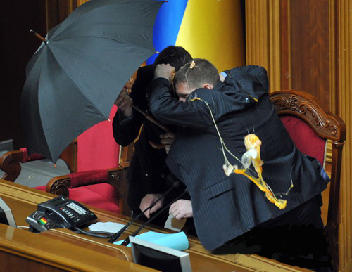 薩科齊遭小學生扔瓶襲擊 各國政要難逃突襲