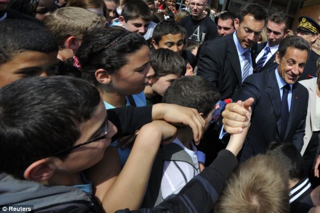 薩科齊遭小學生扔瓶襲擊 各國政要難逃突襲