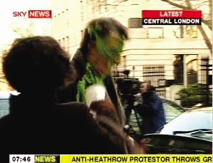 薩科齊遭小學(xué)生扔瓶襲擊　各國政要難逃突襲