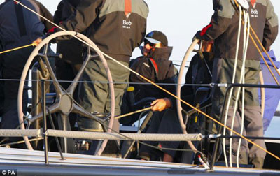 恢復(fù)正常生活？英國(guó)石油公司CEO看帆船比賽遭批評(píng)