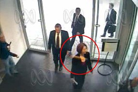 澳大利亞女總理吉拉德險(xiǎn)遭抗議者“蛋襲”