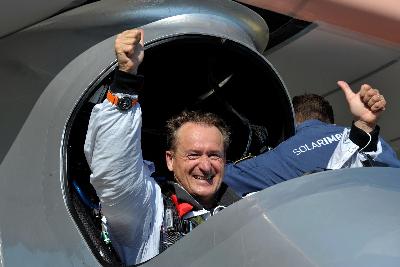 世界首架有人駕駛太陽(yáng)能飛機(jī)成功落地