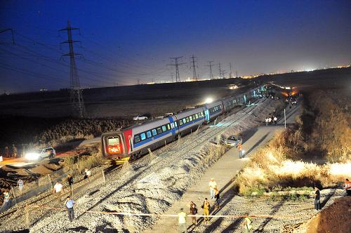 以色列南部火車(chē)汽車(chē)相撞造成7死20傷(圖)