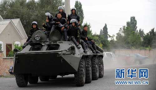 吉爾吉斯斯坦首都數(shù)千人集會(huì)譴責(zé)臨時(shí)政府