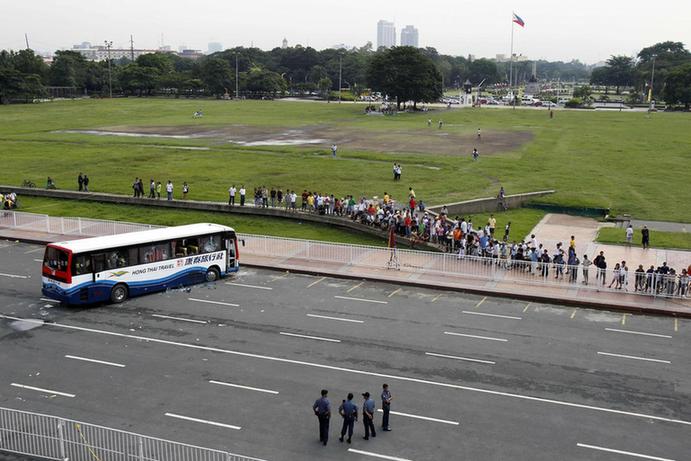 高清組圖：菲律賓警方開始勘察犯罪現(xiàn)場(chǎng)