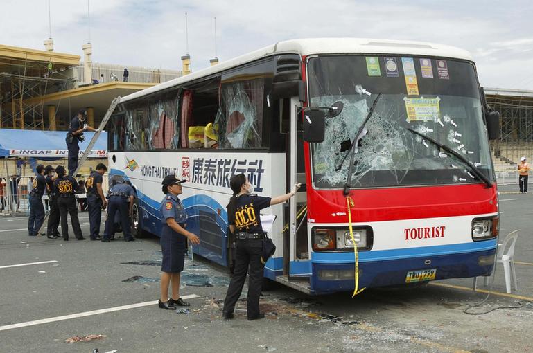 高清組圖：菲律賓警方開始勘察犯罪現(xiàn)場(chǎng)