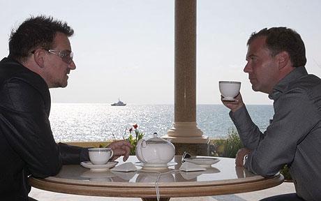 俄總統(tǒng)梅德韋杰夫會見U2主唱 稱贊樂隊慈善義舉