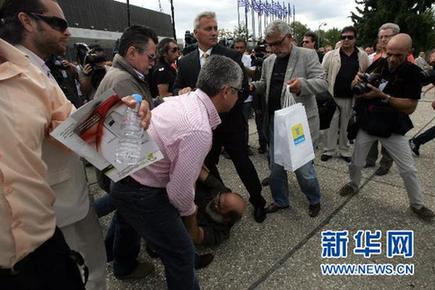 希臘總理遭擲鞋襲擊