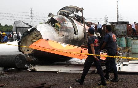 委客機墜毀15人遇難 工人冒死相救36人生還