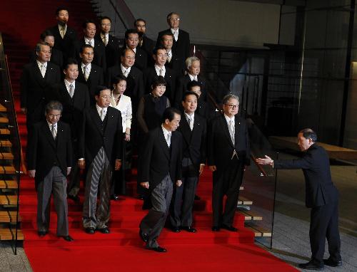 日內(nèi)閣改組小澤“靠邊站” 華裔女大臣留任鷹派當外長