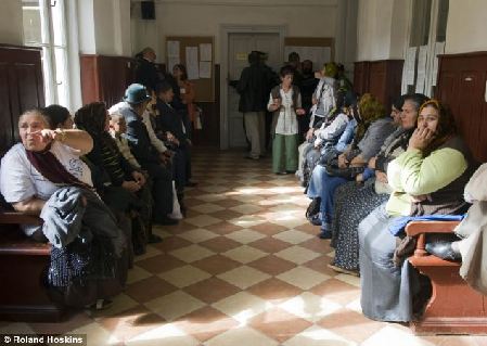 羅馬尼亞破獲吉普賽團(tuán)伙 販賣近200孩子乞討行竊