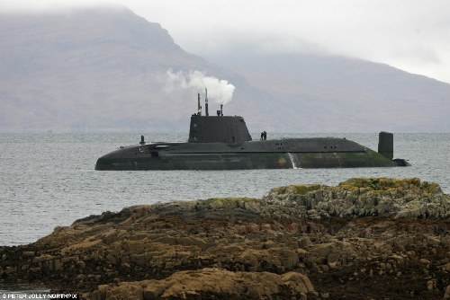 英國(guó)最先進(jìn)核潛艇不敵潮水?dāng)R淺 皇家海軍蒙羞