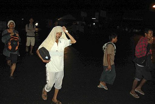 印尼災(zāi)區(qū)附近海浪很高 救援隊難以抵達