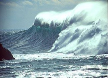 印尼災(zāi)區(qū)附近海浪很高 救援隊難以抵達