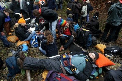 德國裝載百余噸核廢料的火車突破阻礙 將抵目的地
