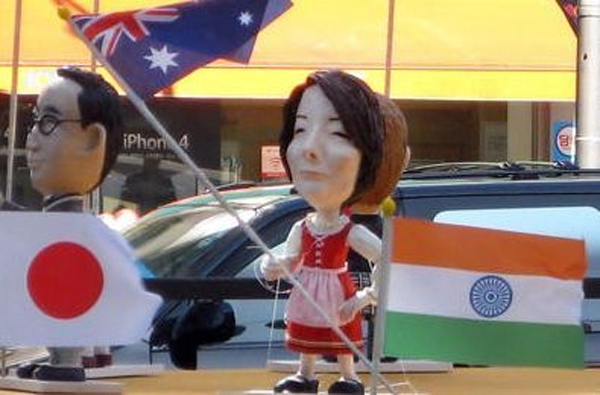 G20峰會(huì)意總理訴苦 澳總理玩偶錯(cuò)穿奧地利裙子